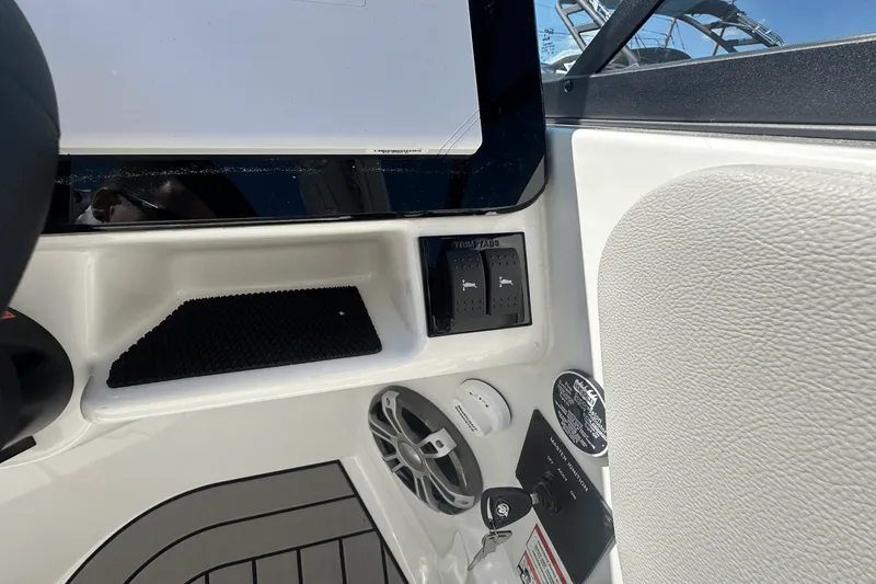 Slide: The Image of Sea Ray SDX 250 Surf 2025 - 17