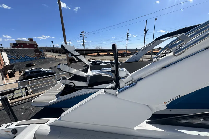 Slide: The Image of Sea Ray SDX 250 Surf 2025 - 21