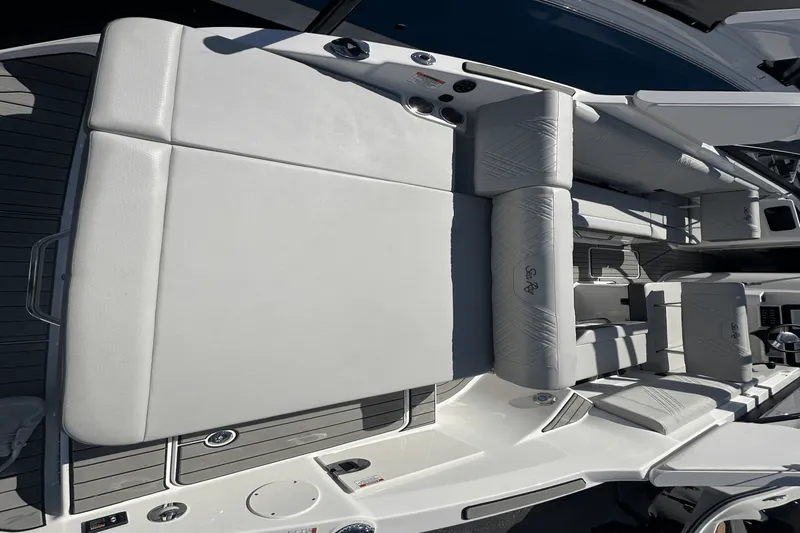 Slide: The Image of Sea Ray SDX 250 Surf 2025 - 22
