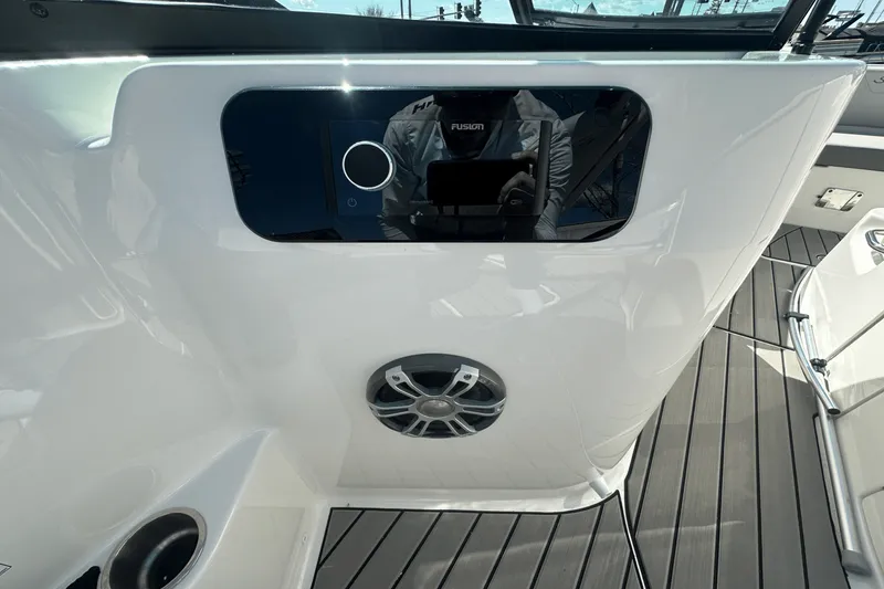 Slide: The Image of Sea Ray SDX 250 Surf 2025 - 27