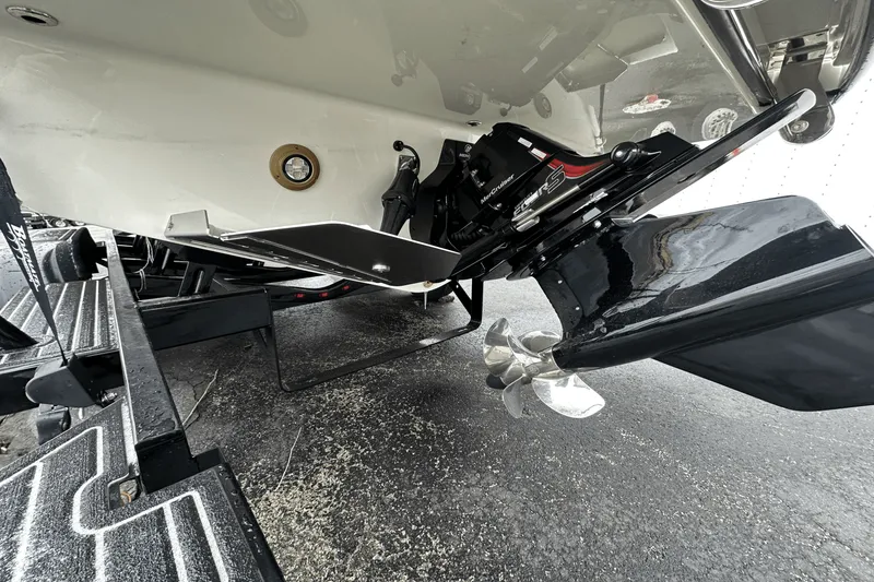 Slide: The Image of Sea Ray SDX 250 Surf 2025 - 4