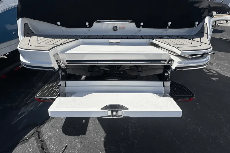 Slide: The Image of Sea Ray SDX 250 Surf 2025 - 7