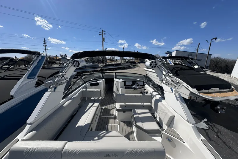 Slide: The Image of Sea Ray SDX 250 Surf 2025 - 8