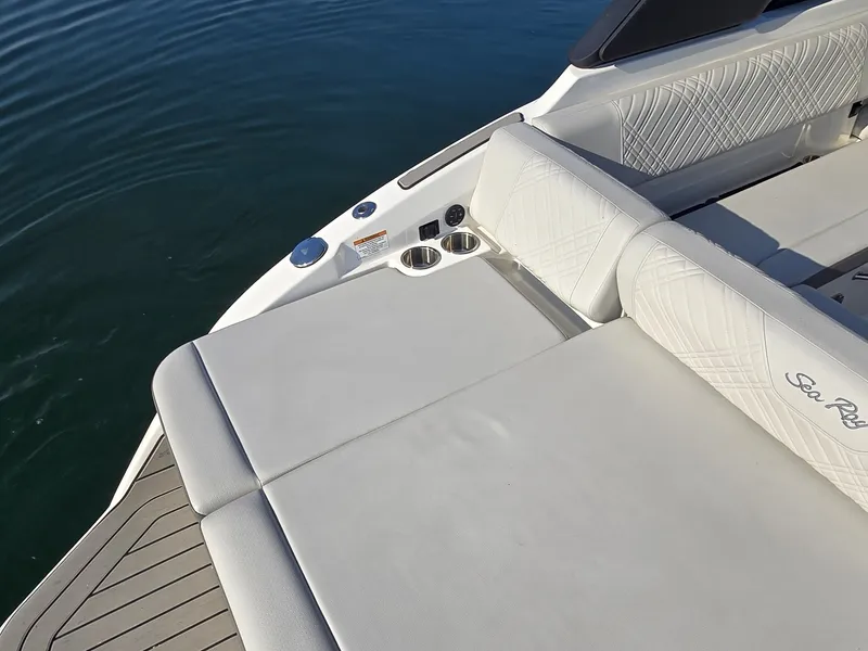 Slide: The Image of Sea Ray 250 SDX 2025 - 12