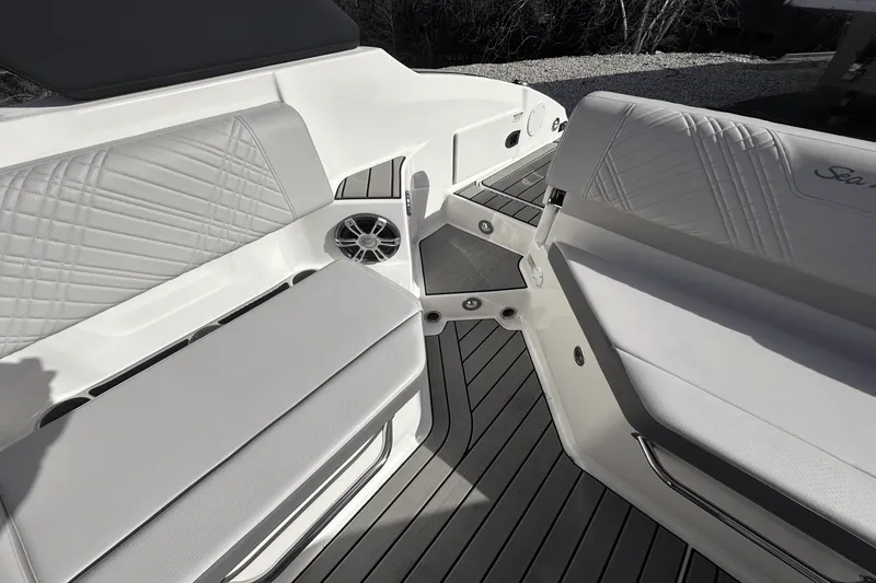 Slide: The Image of Sea Ray 250 SDX 2025 - 10