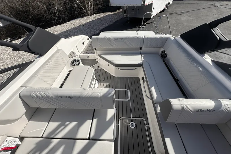 Slide: The Image of Sea Ray 250 SDX 2025 - 11