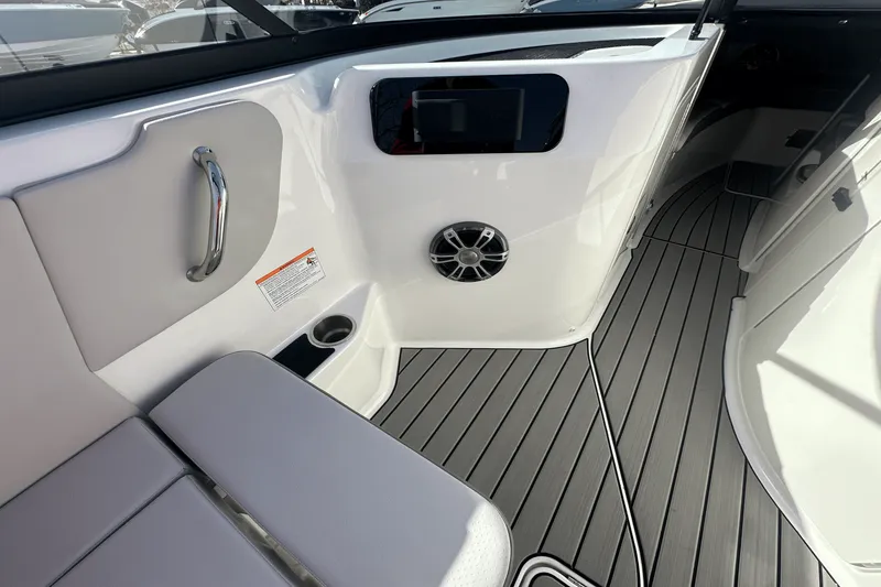 Slide: The Image of Sea Ray 250 SDX 2025 - 12