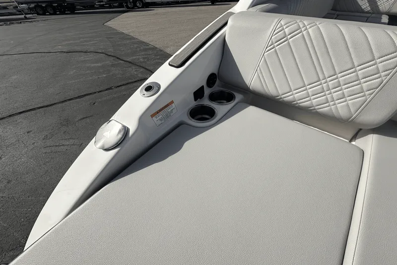 Slide: The Image of Sea Ray 250 SDX 2025 - 13