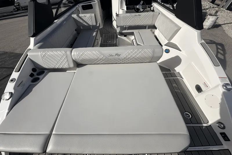 Slide: The Image of Sea Ray 250 SDX 2025 - 14