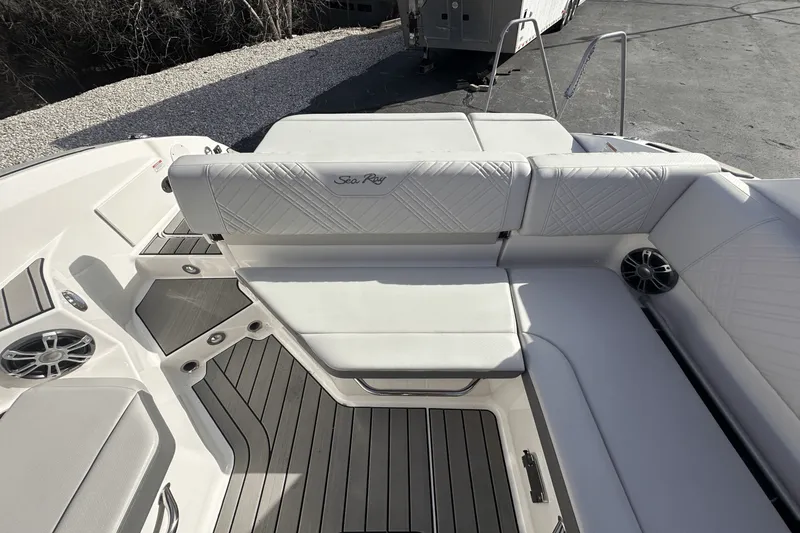 Slide: The Image of Sea Ray 250 SDX 2025 - 15