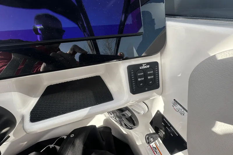 Slide: The Image of Sea Ray 250 SDX 2025 - 16