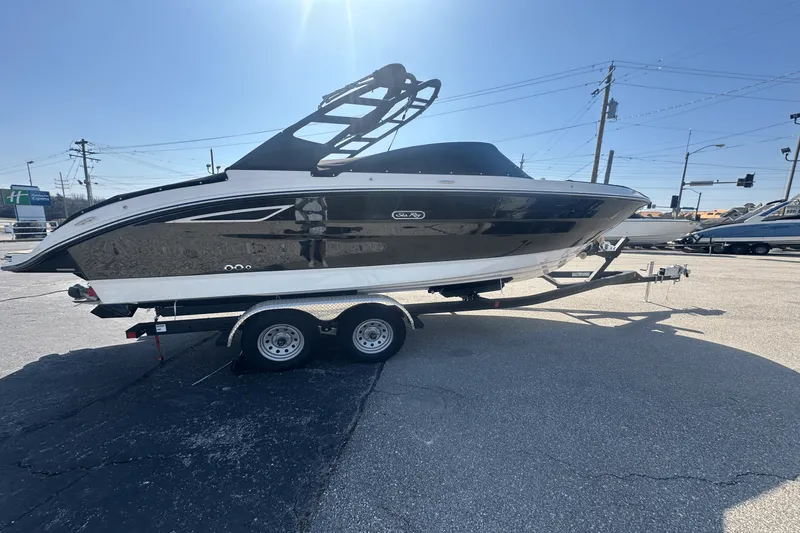 Slide: The Image of Sea Ray 250 SDX 2025 - 2