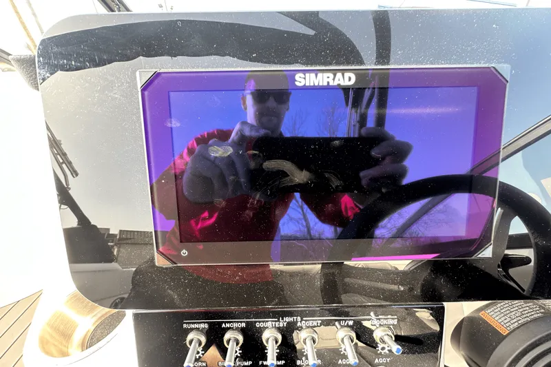 Slide: The Image of Sea Ray 250 SDX 2025 - 20