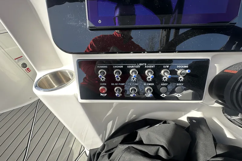 Slide: The Image of Sea Ray 250 SDX 2025 - 21