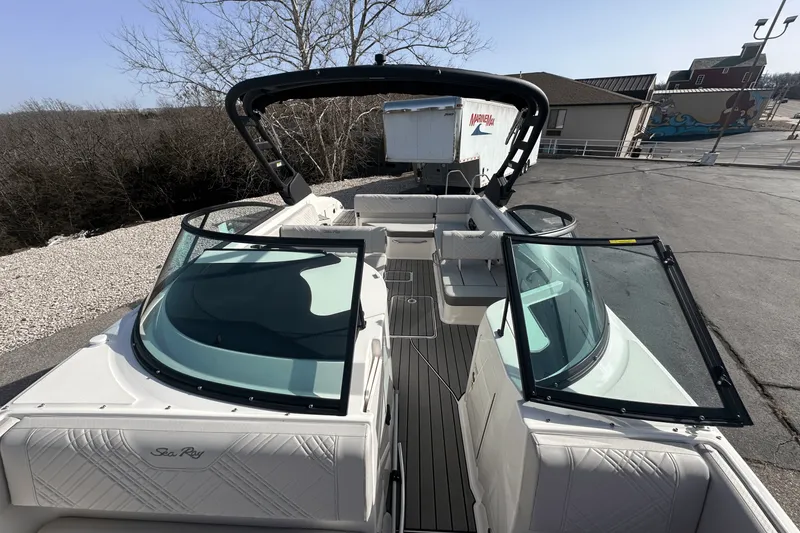Slide: The Image of Sea Ray 250 SDX 2025 - 23