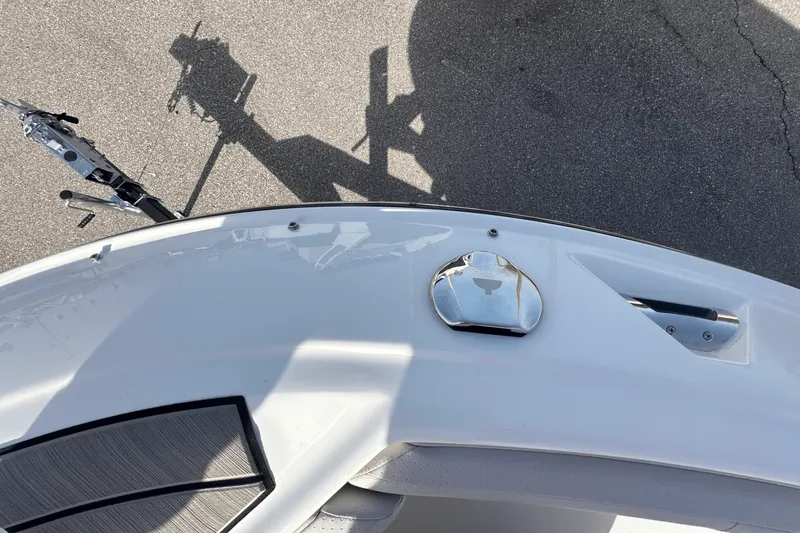 Slide: The Image of Sea Ray 250 SDX 2025 - 24