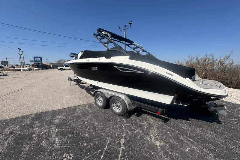Slide: The Image of Sea Ray 250 SDX 2025 - 5