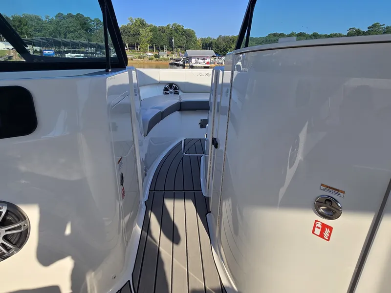 Slide: The Image of Sea Ray 250 SDX 2025 - 31