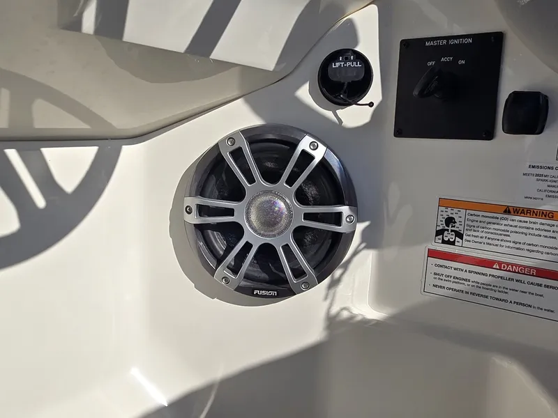 Slide: The Image of Sea Ray 250 SDX 2025 - 26