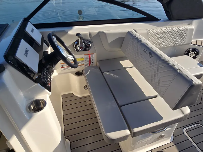 Slide: The Image of Sea Ray 250 SDX 2025 - 20