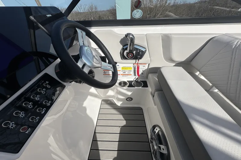 Slide: The Image of Sea Ray 250 SDX 2025 - 9