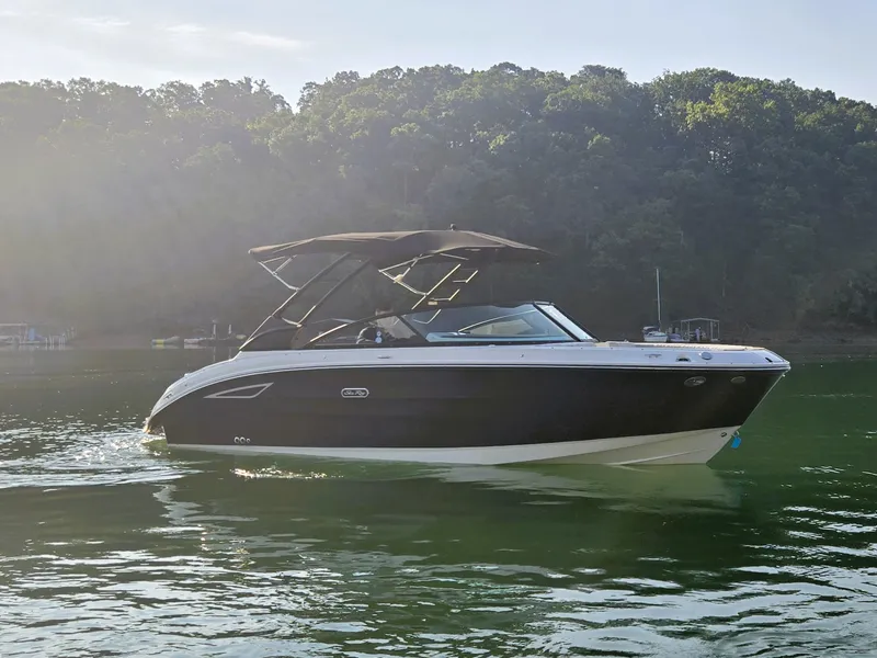 Slide: The Image of Sea Ray 250 SDX 2025 - 4