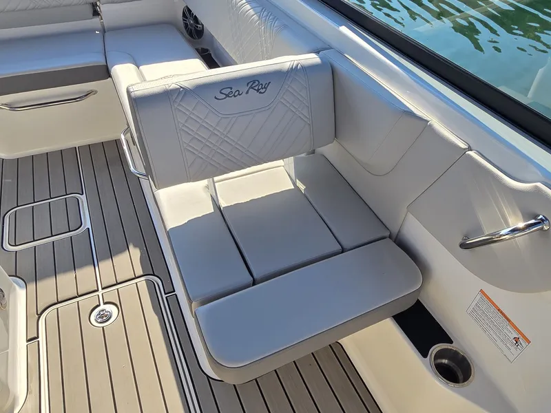 Slide: The Image of Sea Ray 250 SDX 2025 - 19