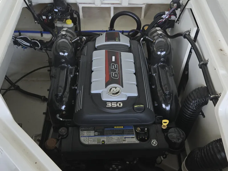 Slide: The Image of Sea Ray 250 SDX 2025 - 6