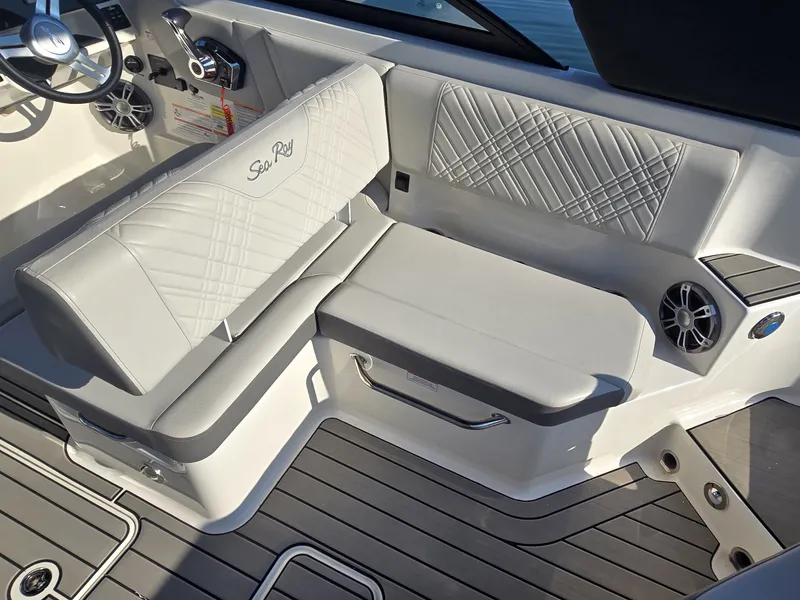 Slide: The Image of Sea Ray 250 SDX 2025 - 13