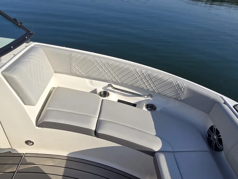 Slide: The Image of Sea Ray 250 SDX 2025 - 34