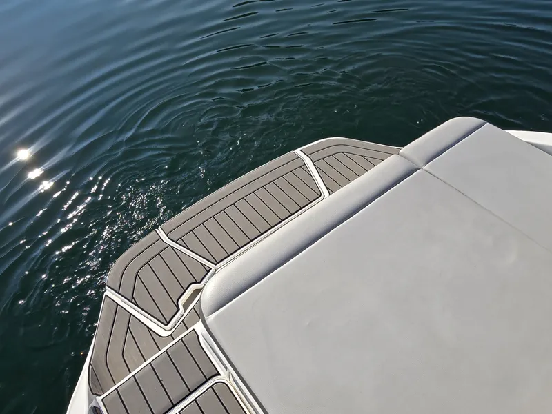 Slide: The Image of Sea Ray 250 SDX 2025 - 8