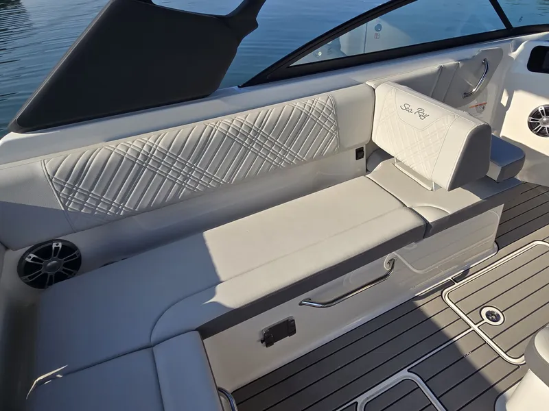 Slide: The Image of Sea Ray 250 SDX 2025 - 18