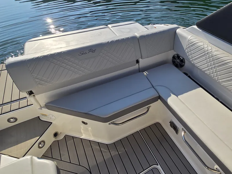 Slide: The Image of Sea Ray 250 SDX 2025 - 16
