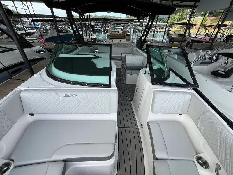 Slide: The Image of Sea Ray 250 SDX 2025 - 12