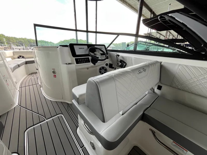 Slide: The Image of Sea Ray 250 SDX 2025 - 7