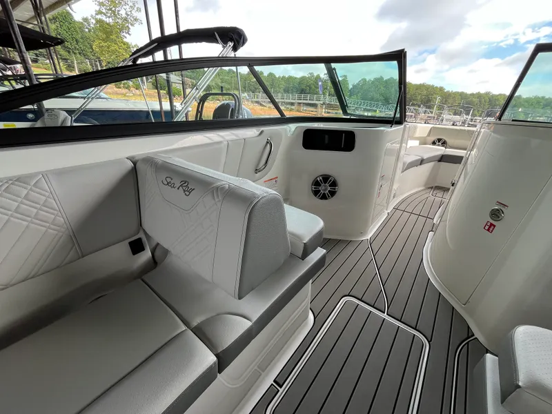 Slide: The Image of Sea Ray 250 SDX 2025 - 6