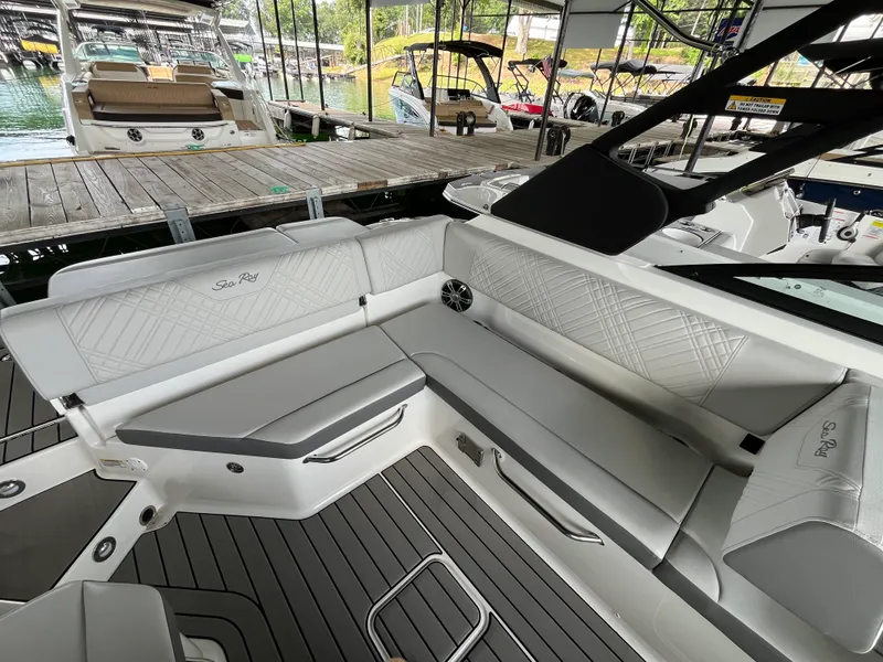 Slide: The Image of Sea Ray 250 SDX 2025 - 5