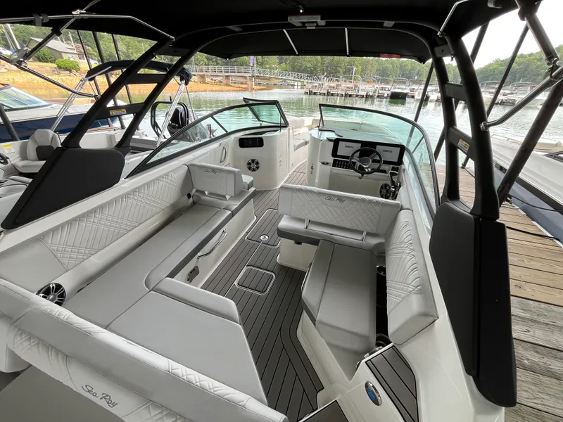 Slide: The Image of Sea Ray 250 SDX 2025 - 4