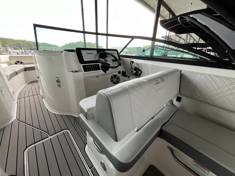 Slide: The Image of Sea Ray 250 SDX 2025 - 8