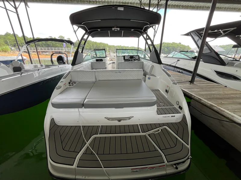 Slide: The Image of Sea Ray 250 SDX 2025 - 3
