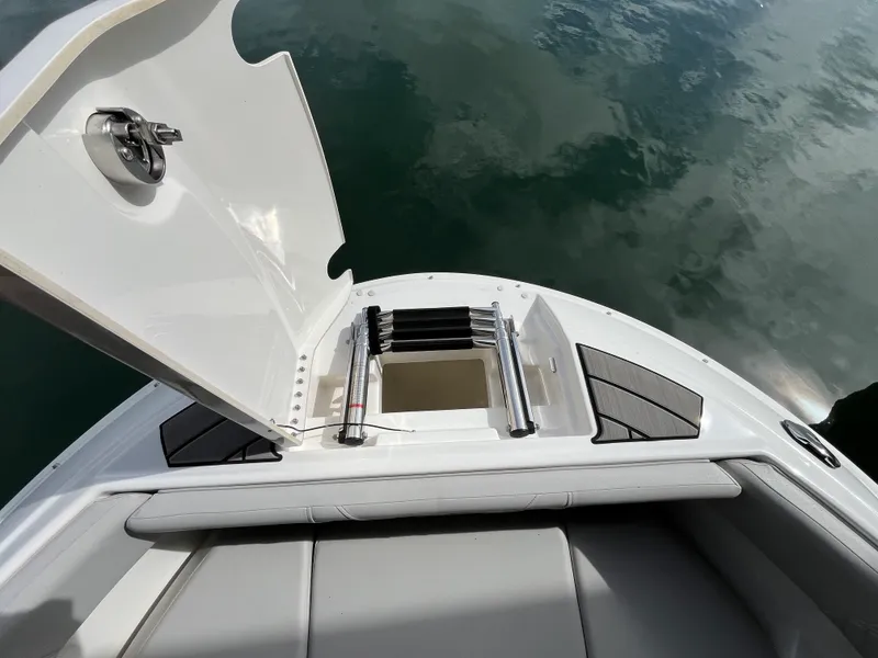 Slide: The Image of Sea Ray 250 SDX 2025 - 11
