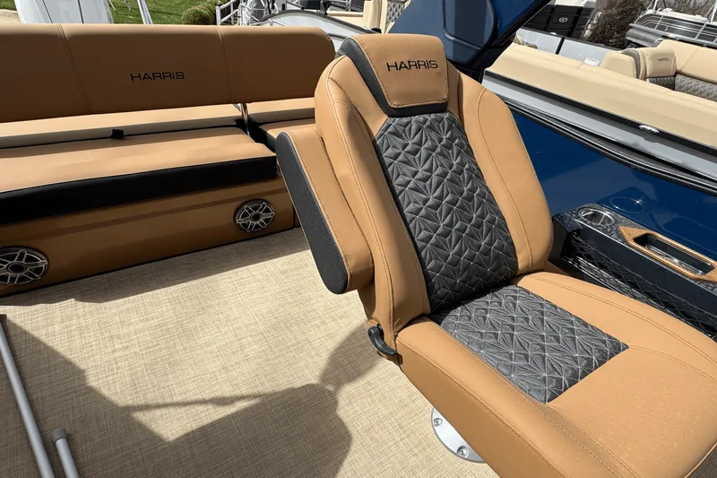 Slide: The Image of Harris Grand Mariner 250 2025 - 10