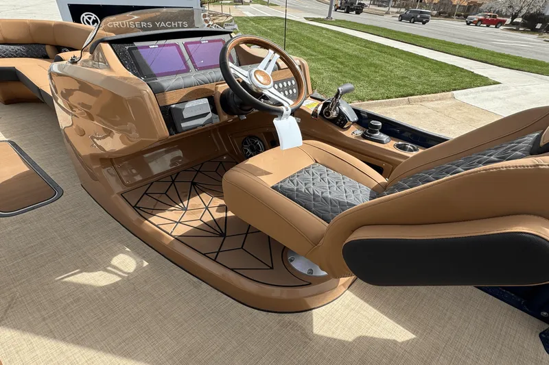 Slide: The Image of Harris Grand Mariner 250 2025 - 12