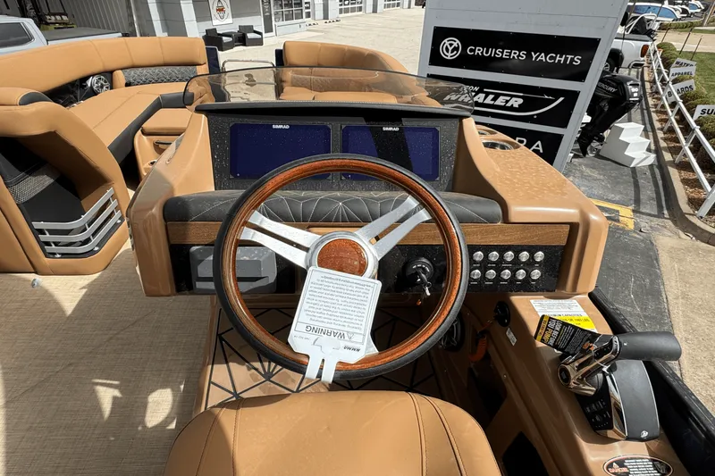 Slide: The Image of Harris Grand Mariner 250 2025 - 13