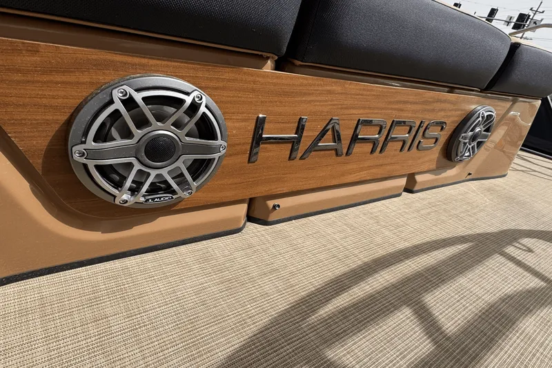 Slide: The Image of Harris Grand Mariner 250 2025 - 14