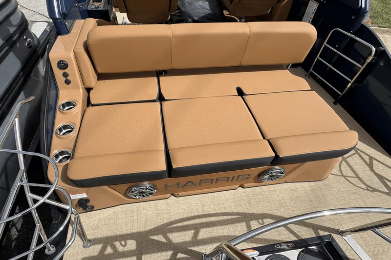 Slide: The Image of Harris Grand Mariner 250 2025 - 15