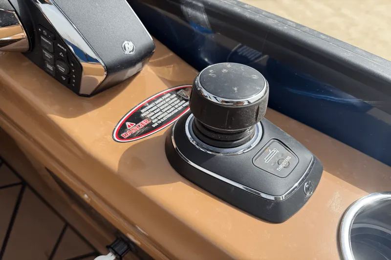 Slide: The Image of Harris Grand Mariner 250 2025 - 16