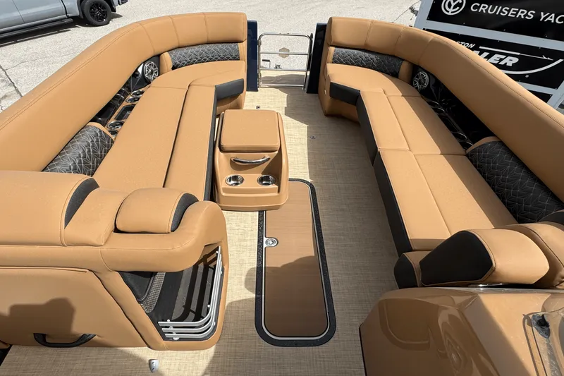 Slide: The Image of Harris Grand Mariner 250 2025 - 8