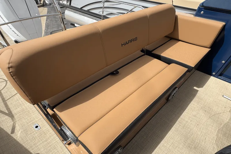 Slide: The Image of Harris Grand Mariner 250 2025 - 9