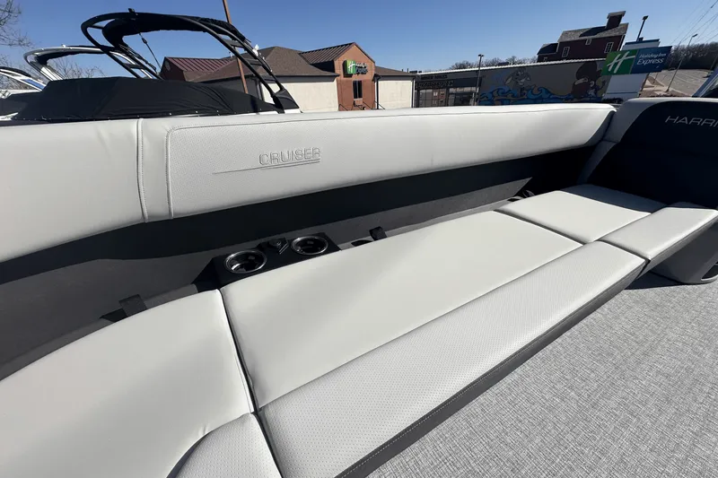 Slide: The Image of Harris 250 Cruiser 2025 - 12